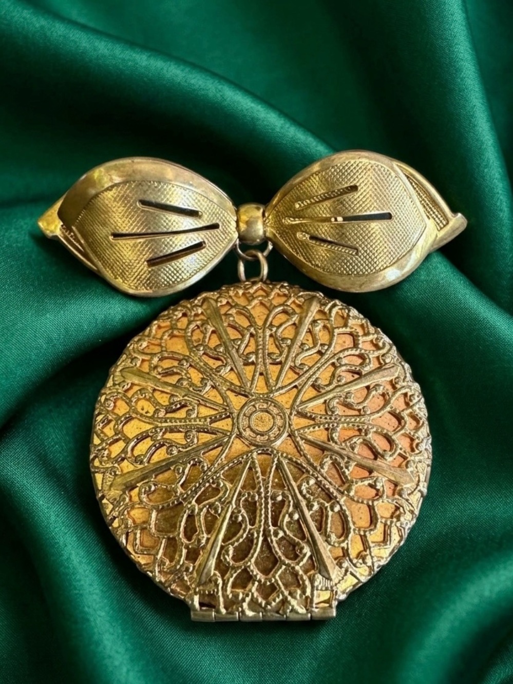 Vintage 70s Gold Filigree Bow Locket Brooch / Perfume Compact